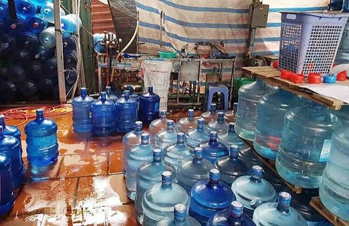 Lời khuyên cho tất cả người dân đang uống nước đóng bình - Ảnh 2.