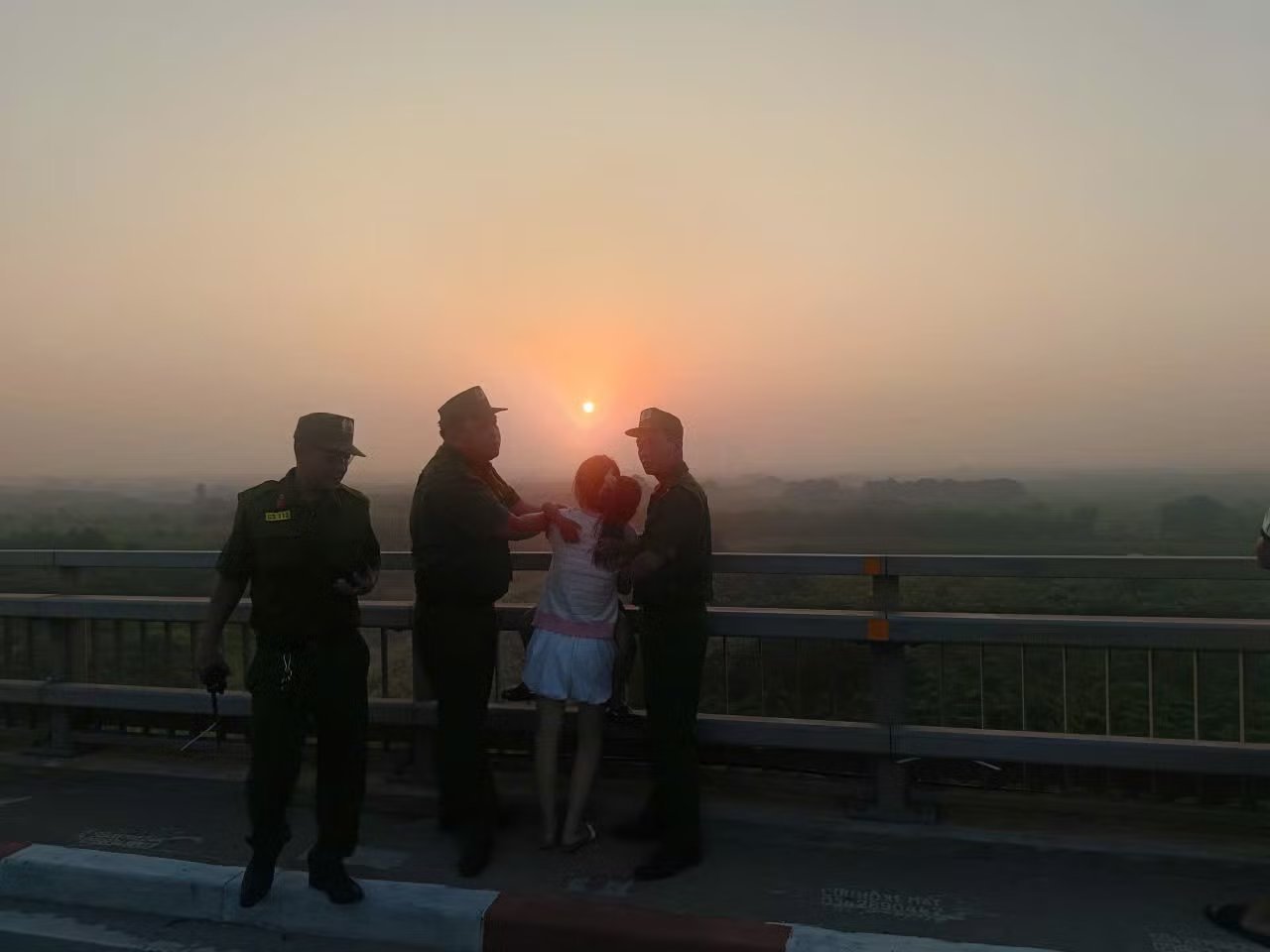 23-1790127421-kip-thoi-ngan-chan-nguoi-phu-nu-om-con-dinh-nhay-cau-nhat-tan-tu-tu