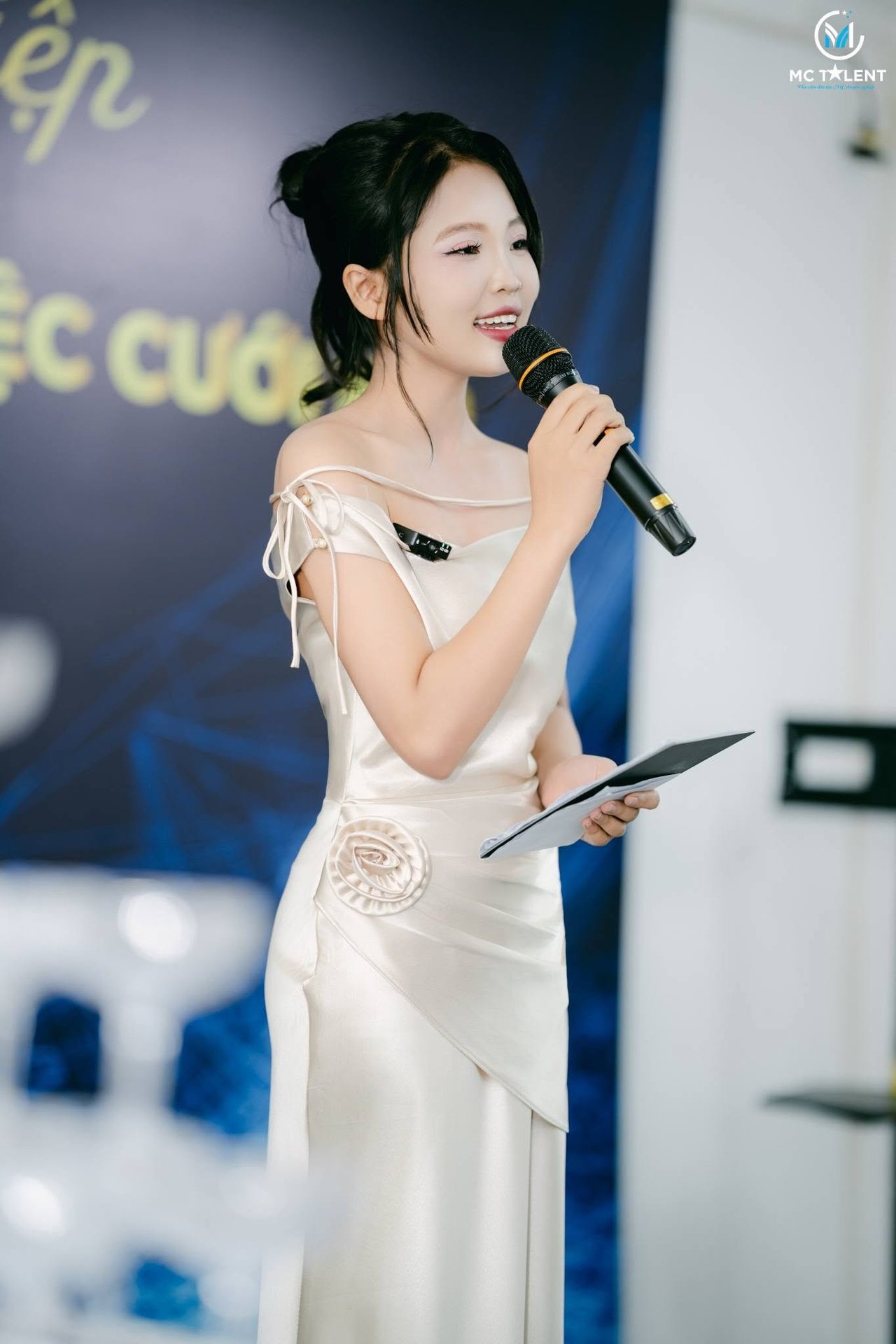 23-1790155838-khoanh-khac-nu-mc-bi-banner-do-sap-len-nguoi-khi-dang-dan-chuong-trinh-tinh-hinh-suc-khoe-hien-tai