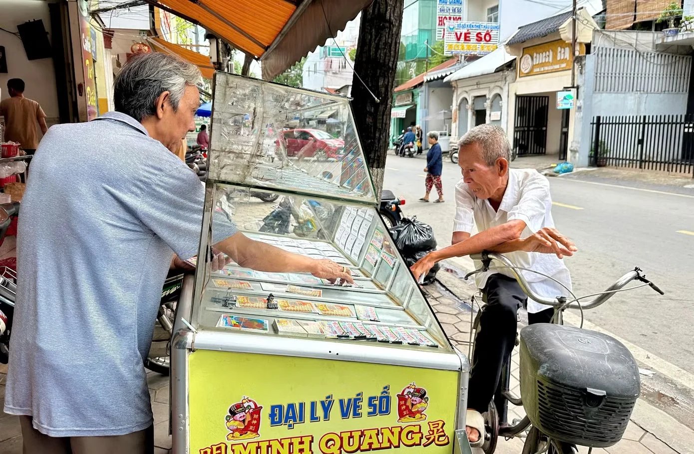 23-1790172577-cac-dai-ly-xo-so-mien-nam-no-gan-7630-ty-dong-tien-ve