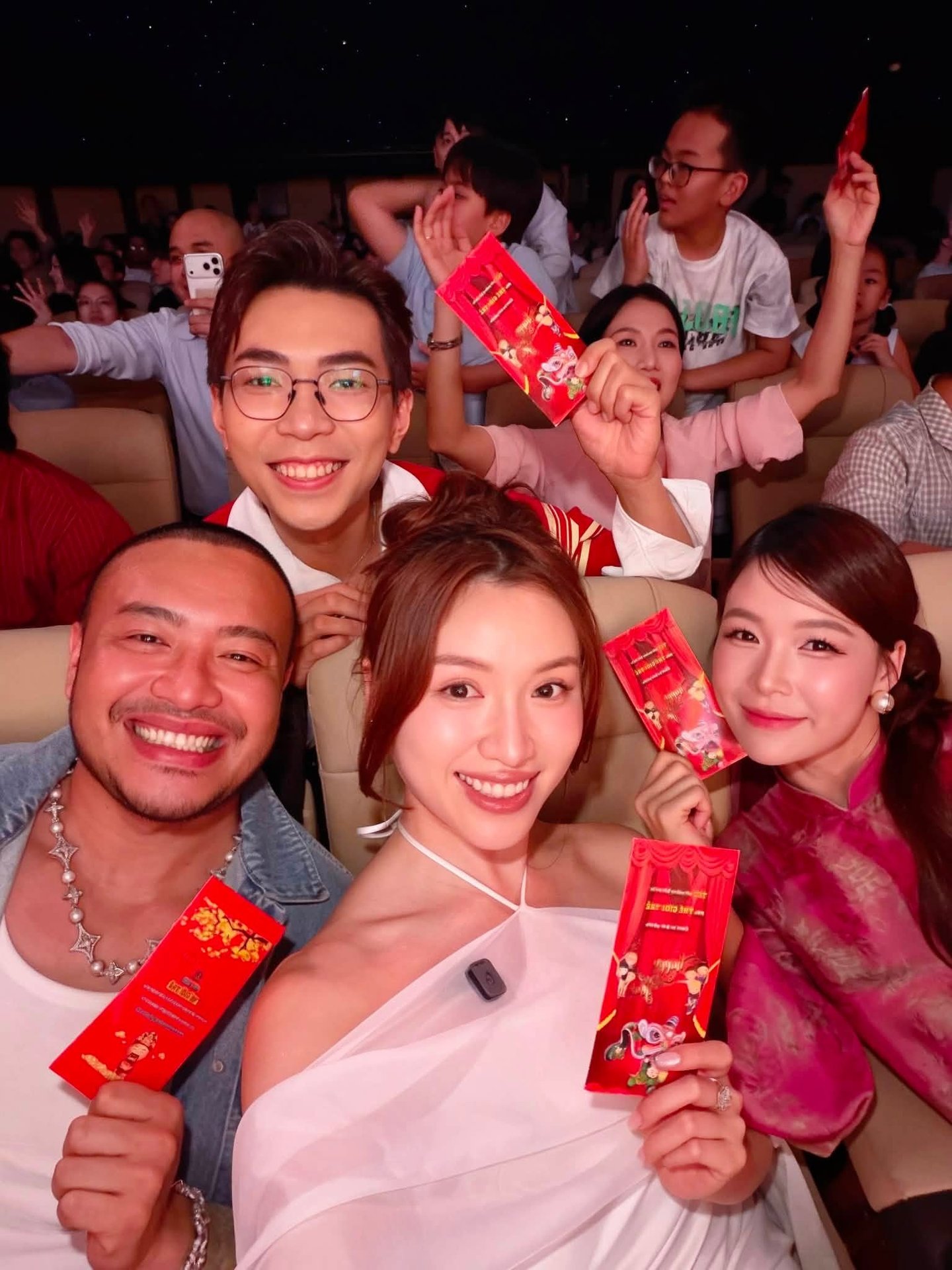 24-1790219373-mc-thanh-thanh-huyen-gay-tranh-cai-vi-phat-ngon-ngay-gio-to-san-khau-chi-danh-cho-nghe-si