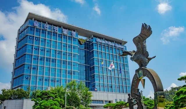 24-1790241251-hai-nu-sinh-han-quoc-roi-tu-toa-nha-thuong-mai-dien-thoai-chua-thong-tin-dang-chu-y