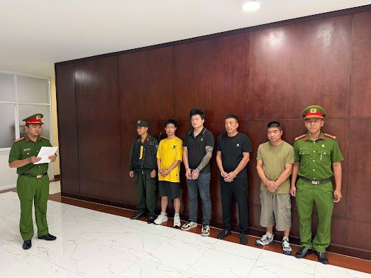 24-1790247034-khoi-to-4-doi-tuong-nguoi-trung-quoc-van-chuyen-gan-18000-bao-thuoc-la-lau