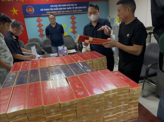 24-1790247062-khoi-to-4-doi-tuong-nguoi-trung-quoc-van-chuyen-gan-18000-bao-thuoc-la-lau