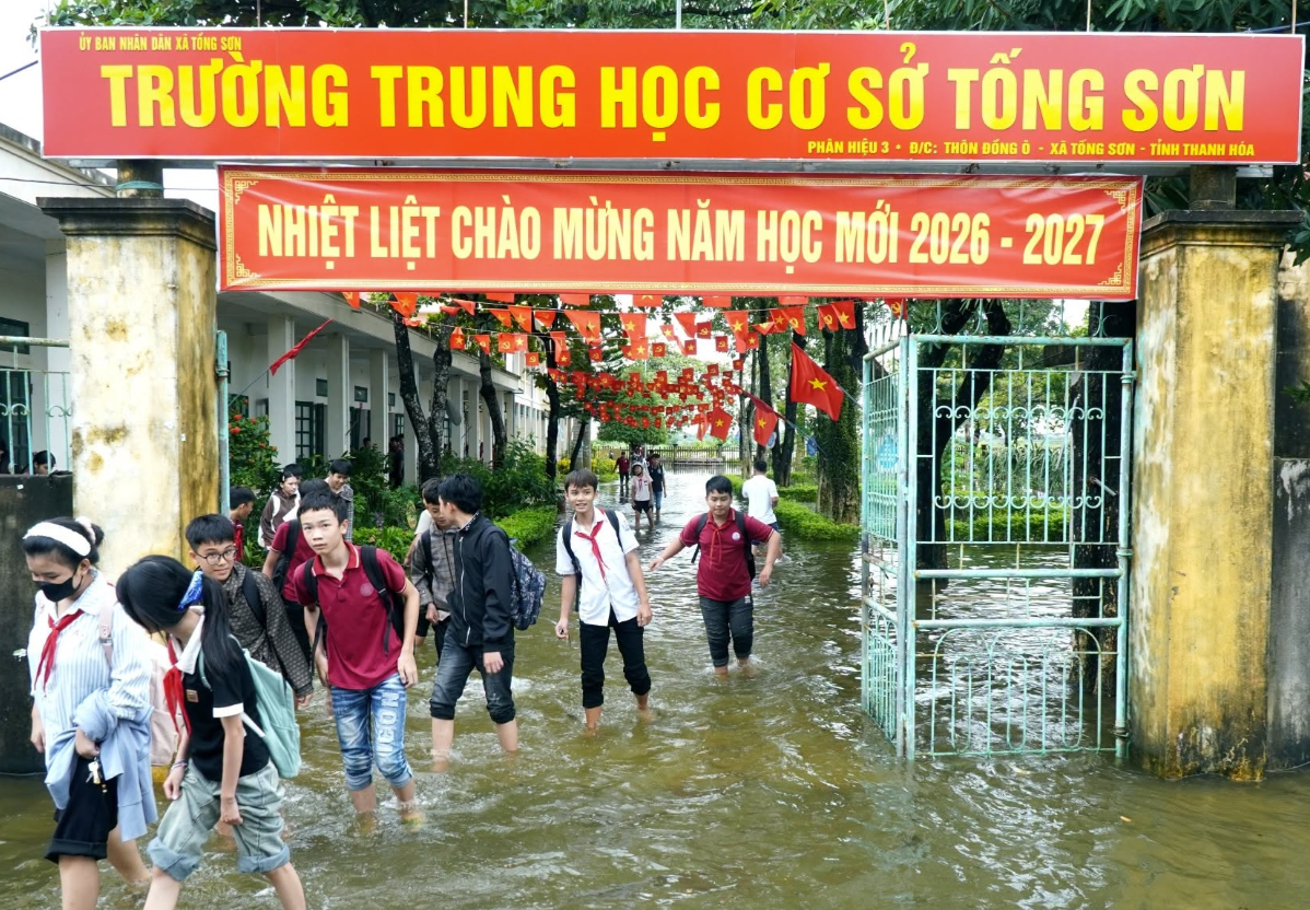 24-1790248141-thanh-hoa-mua-lon-bat-ngo-hon-1000-hoc-sinh-phai-loi-nuoc-sau-den-truong
