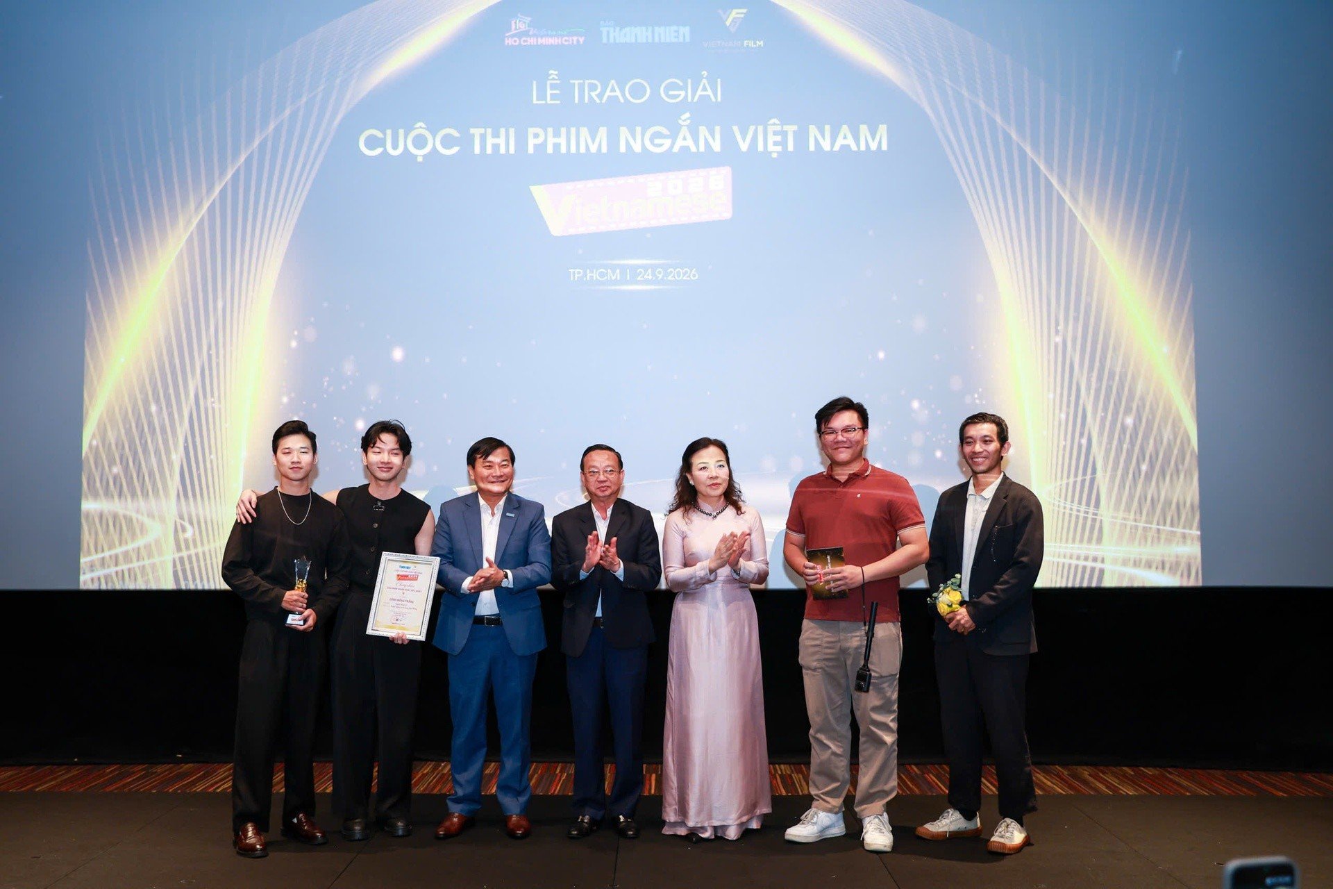 25-1790291921-hong-van-nhan-giai-dien-vien-nu-xuat-sac