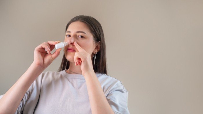 Sử dụng nước muối sinh lý để rửa mũi giúp bảo vệ hàng rào miễn dịch