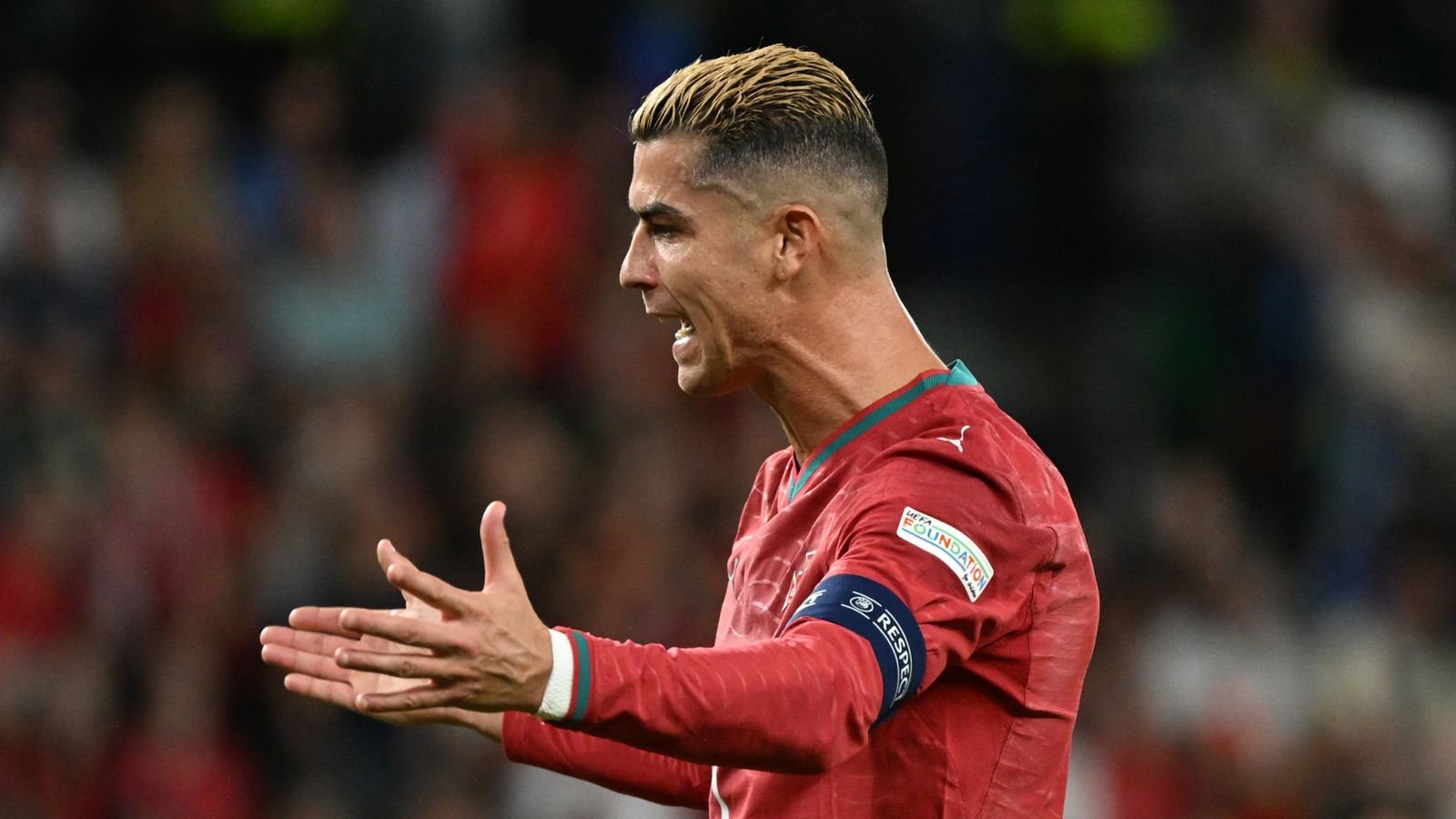 25-1790300106-cristiano-ronaldo-tit-ngoi-bo-dao-nha-chat-vat-thang-xu-wales