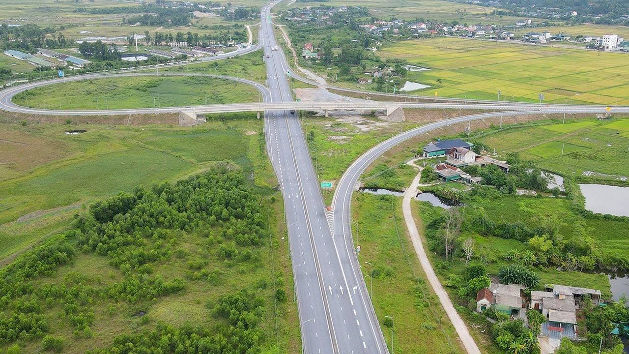 25-1790319652-cao-toc-qua-thanh-hoa-nghe-an-ha-tinh-bat-ngo-vang-xe-luu-luong-giam-manh