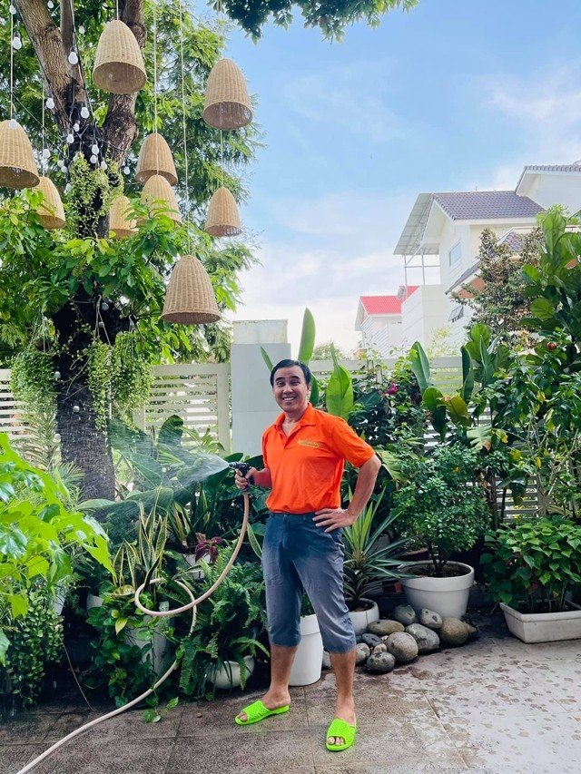 25-1790319152-cuoc-song-tuoi-ngoai-50-cua-quyen-linh-so-huu-biet-thu-21-ty-dong-hai-con-gai-tu-lap-va-thanh-cong