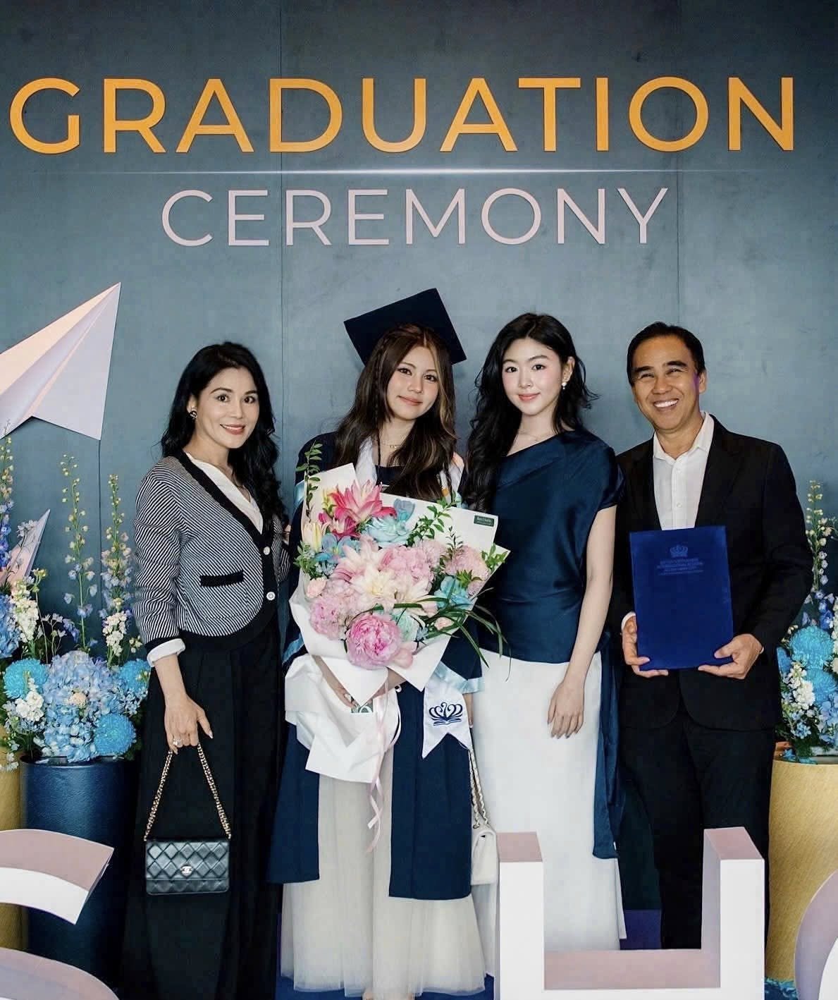 25-1790319256-cuoc-song-tuoi-ngoai-50-cua-quyen-linh-so-huu-biet-thu-21-ty-dong-hai-con-gai-tu-lap-va-thanh-cong