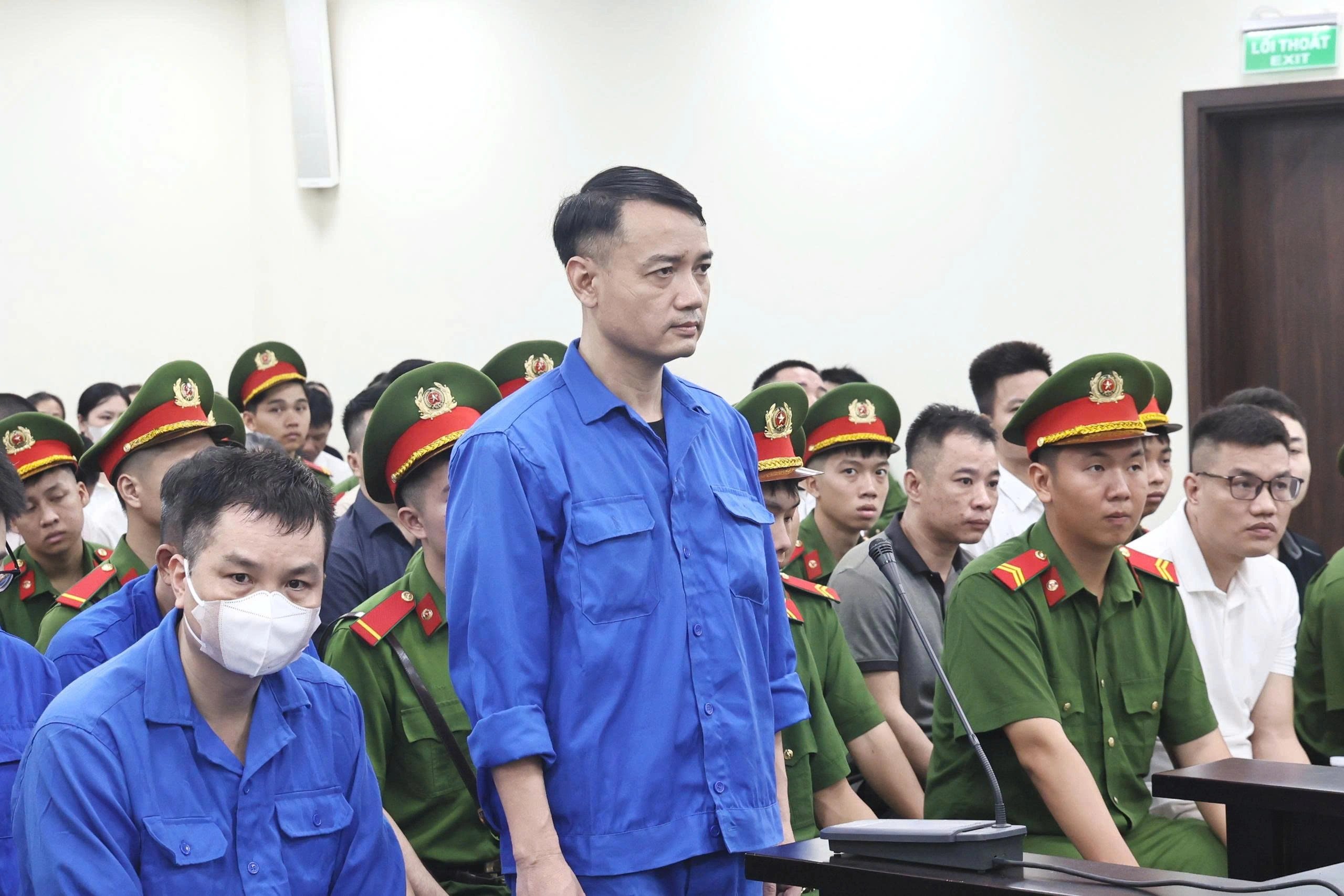 25-1790320215-cuu-can-bo-cong-an-bi-de-nghi-12-13-nam-tu-vi-nhan-140000-usd-lo-viec