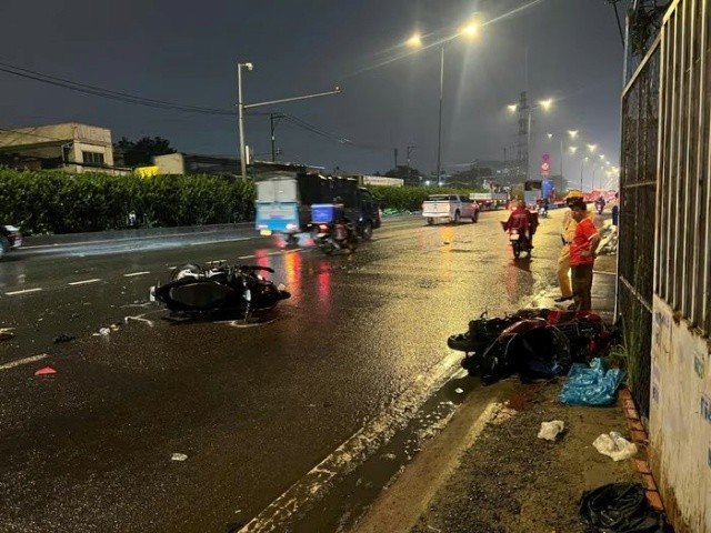 25-1790350519-o-to-mercedes-tong-lien-hoan-nhieu-xe-may-1-nguoi-tu-vong
