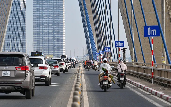 26-1790387089-cuc-csgt-noi-gi-ve-loat-bien-bao-vach-khoang-cach-moi-tren-cau-nhat-tan