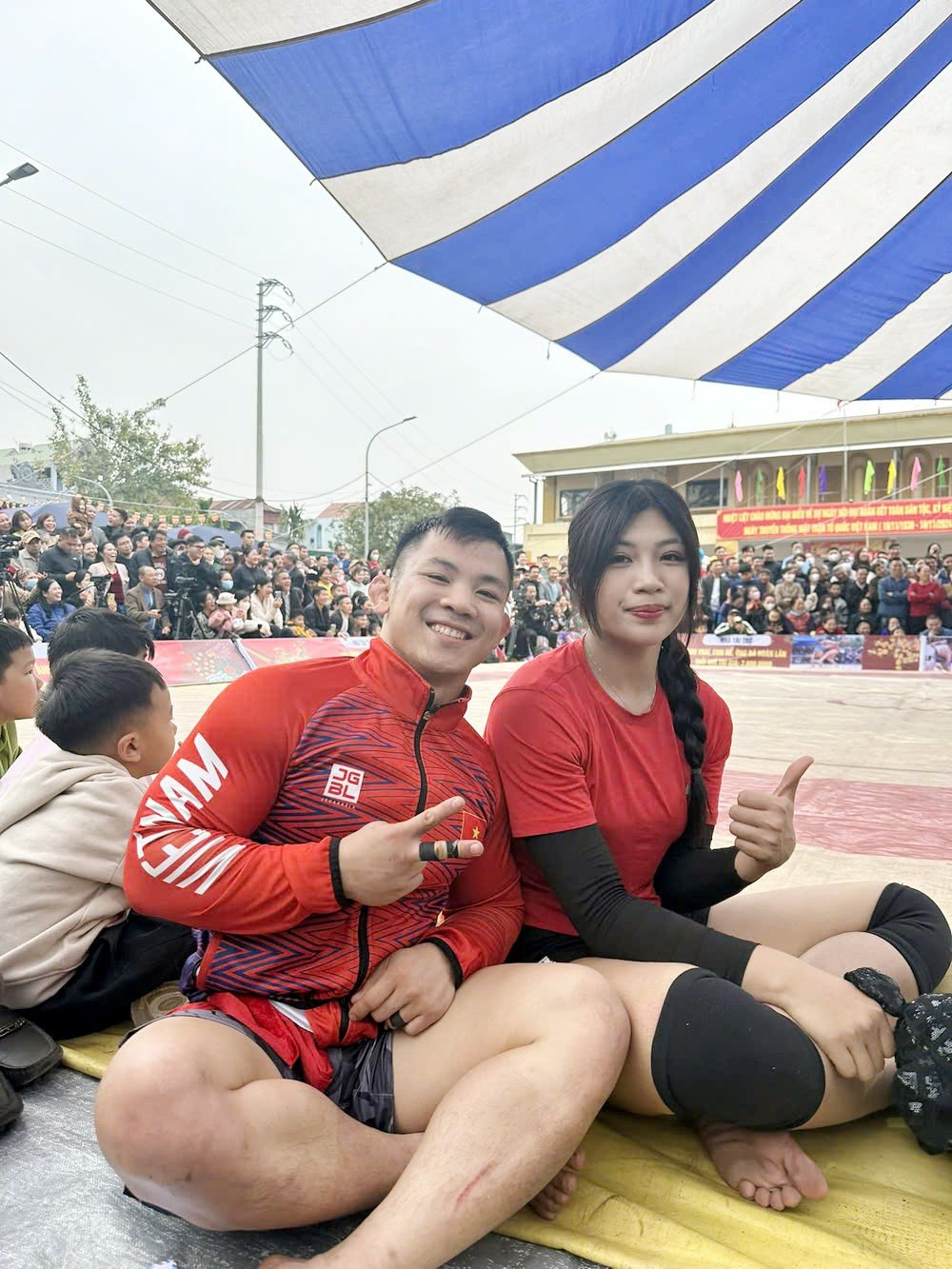 26-1790406189-nu-do-vat-hot-nhat-mang-xa-hoi-bat-ngo-duoc-cau-hon-ngay-dem-trung-thu