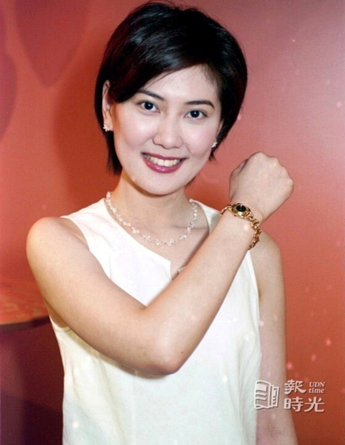 27-1790476381-nu-mc-truyen-hinh-doi-mat-nguy-co-bi-truy-na-sau-ban-an-20-thang-tu-vi-rua-tien