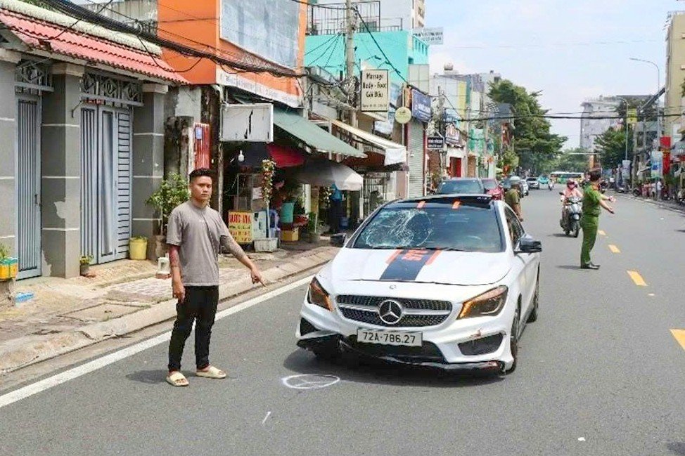 Tuấn cùng ôtô tại hiện trường tai nạn. Ảnh: Công an cung cấp