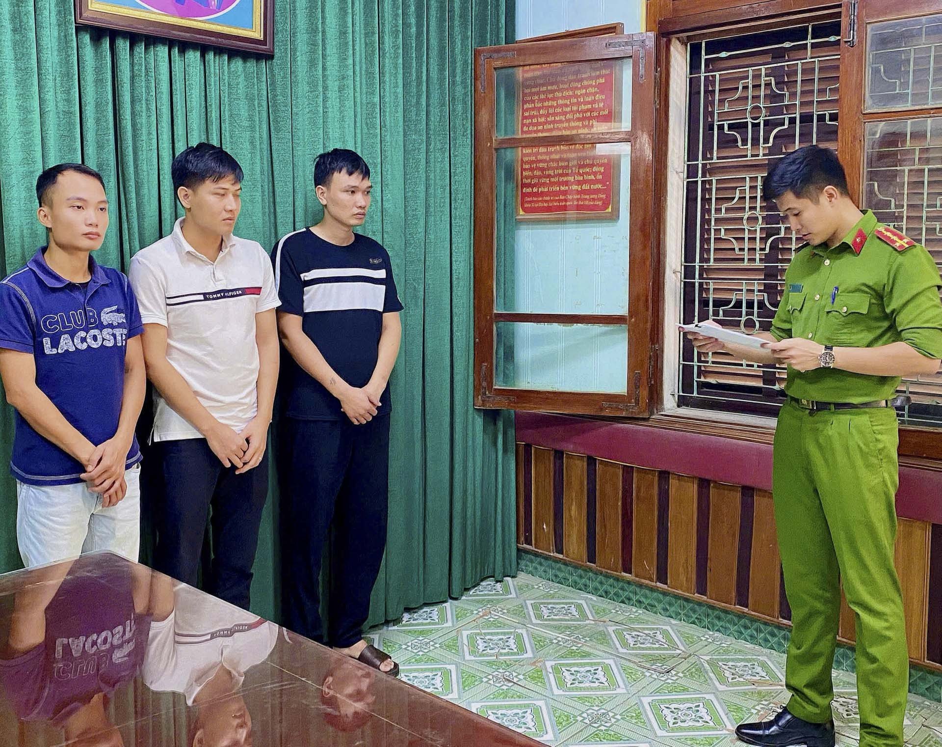 28-1790558560-bay-da-cap-tien-dien-tu-khoi-to-3-doi-tuong-chiem-doat-tien-ty-cua-nhieu-nguoi-cao-tuoi