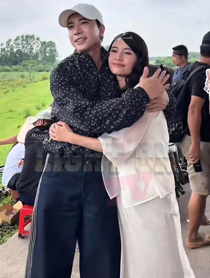 28-1790559058-st-son-thach-gay-chu-y-voi-cach-quan-tam-dac-biet-danh-cho-ninh-duong-lan-ngoc