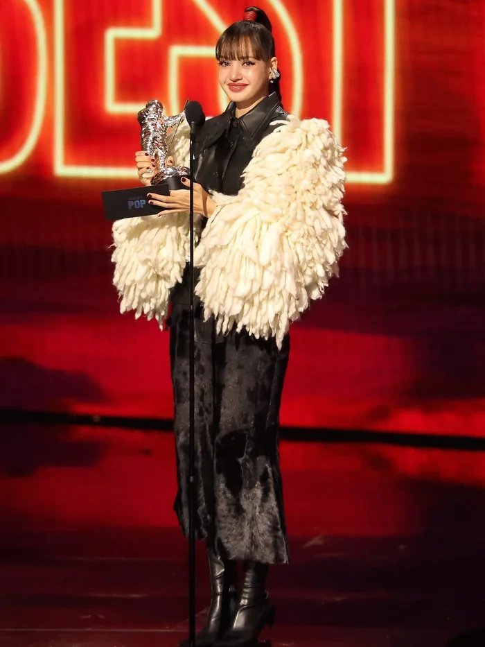 28-1790569904-taylor-swift-thang-lon-madonna-lap-cu-dup-dinh-cao-tai-le-trao-giai-vmas-2026