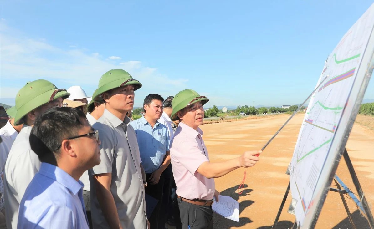 28-1790585005-chu-tich-ubnd-tinh-thanh-hoa-to-anh-dung-truc-tiep-kiem-tra-thuc-tien-do-cac-du-an-giao-thong-trong-diem