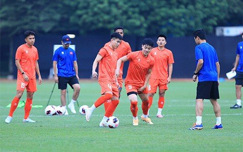 ĐT Việt Nam hào hứng tập luyện trước màn đại chiến Thái Lan - Ảnh: Đức Cường