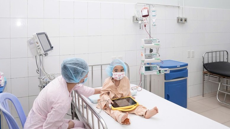 29-1790642169-em-be-15-tuoi-hien-tuy-thanh-cong-cuu-chi-gai