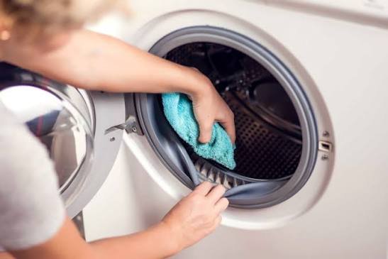 Nên lau sạch gioăng cửa máy giặt sau mỗi lần giặt