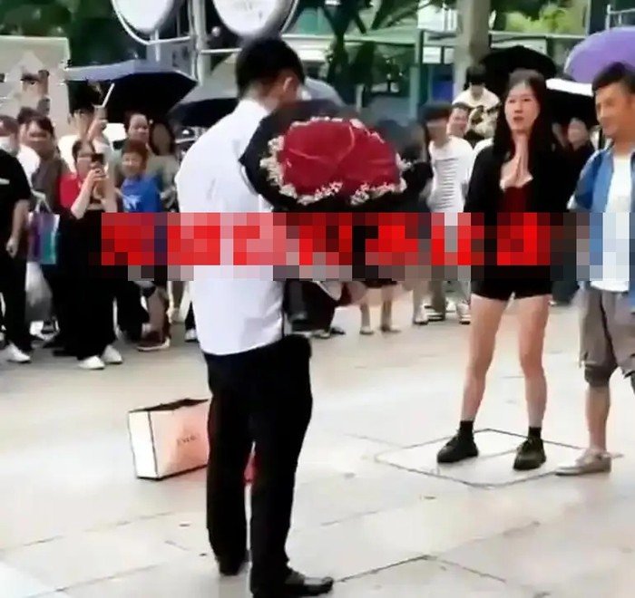 Mang hoa tỏ tình với người phụ nữ đã có bạn trai, chàng trai 27 tuổi nhận cái kết phũ phàng Ảnh 3