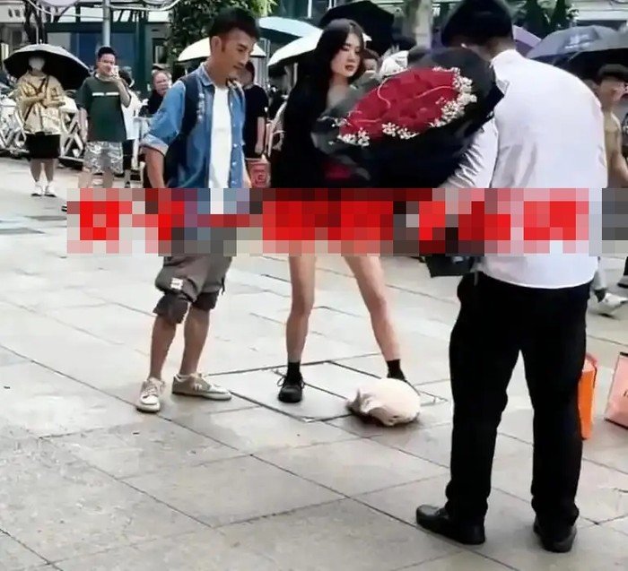 Mang hoa tỏ tình với người phụ nữ đã có bạn trai, chàng trai 27 tuổi nhận cái kết phũ phàng Ảnh 2