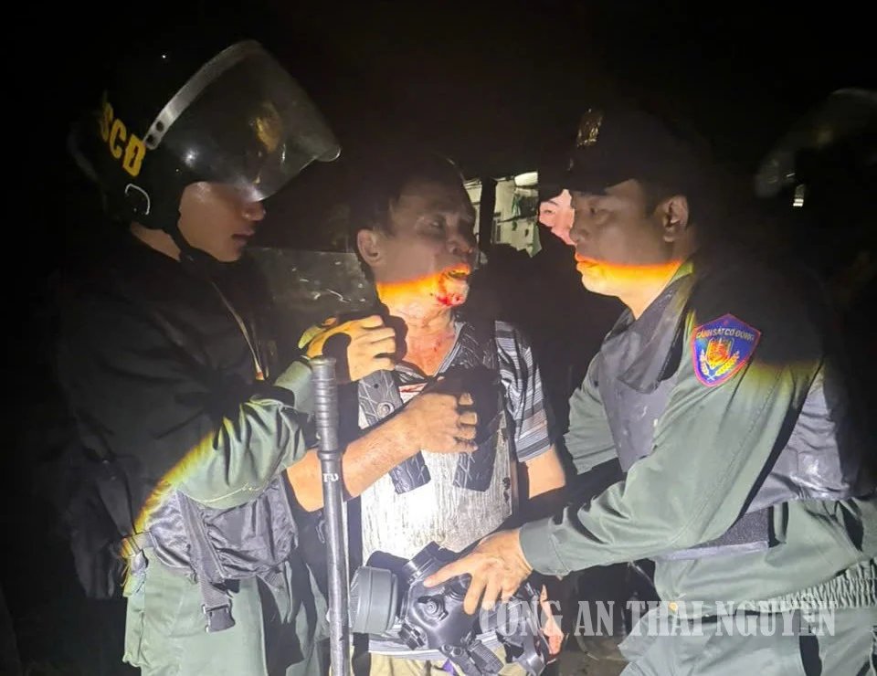 30-1790727579-nguoi-dan-ong-mac-ao-giap-tu-che-cam-dao-dam-2-cong-an-roi-co-thu-nhieu-gio