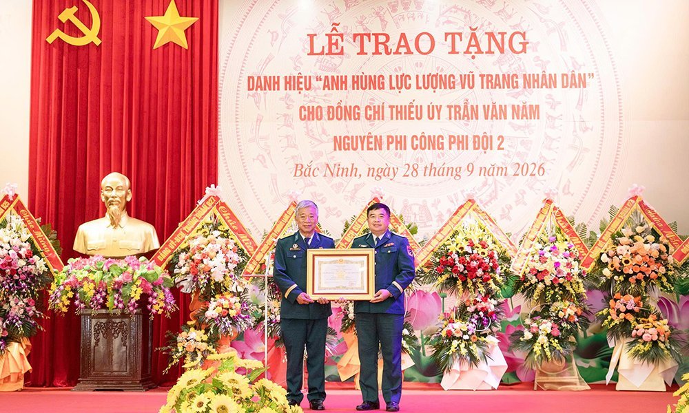 30-1790731601-phi-cong-tran-van-nam-duoc-phong-tang-danh-hieu-anh-hung-luc-luong-vu-trang-nhan-dan