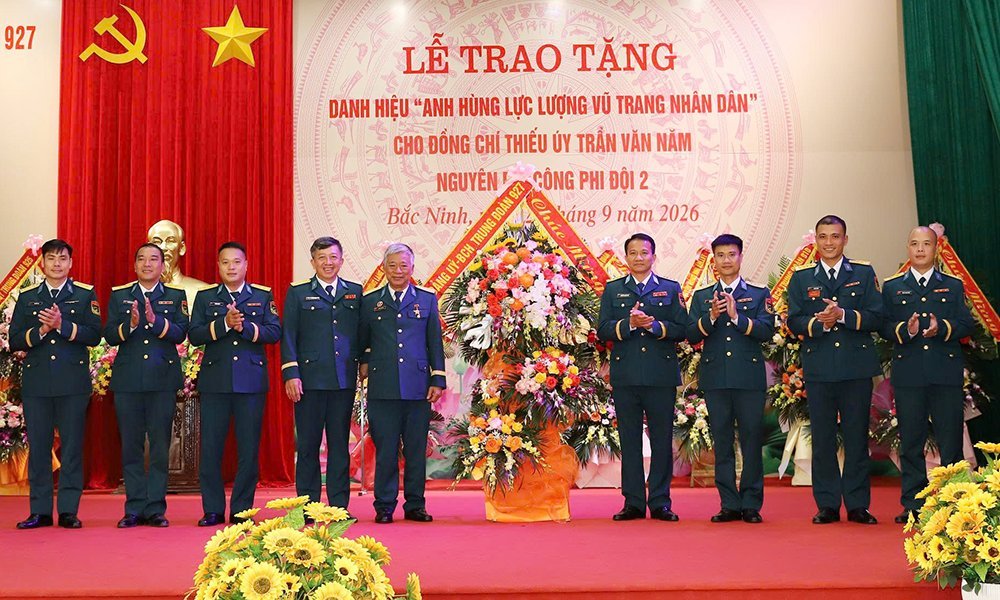 30-1790731601-phi-cong-tran-van-nam-duoc-phong-tang-danh-hieu-anh-hung-luc-luong-vu-trang-nhan-dan