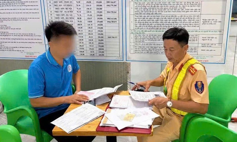 30-1790736399-tai-xe-xe-khach-o-thanh-hoa-bi-phat-59-trieu-dong-vi-dung-dien-thoai-khi-lai-xe