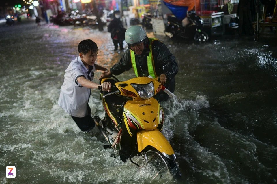 30-1790779691-mua-lon-dung-gio-tan-tam-tai-tphcm-duong-pham-van-dong-un-tac-gan-3-km
