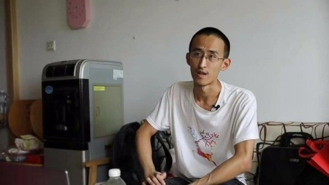 01-1790814878-cuoc-doi-kho-tin-cua-than-dong-trung-quoc-10-tuoi-vao-dai-hoc-16-tuoi-hoc-tien-si-nhung-u40-van-ngua-tay-xin-tien-bo-me