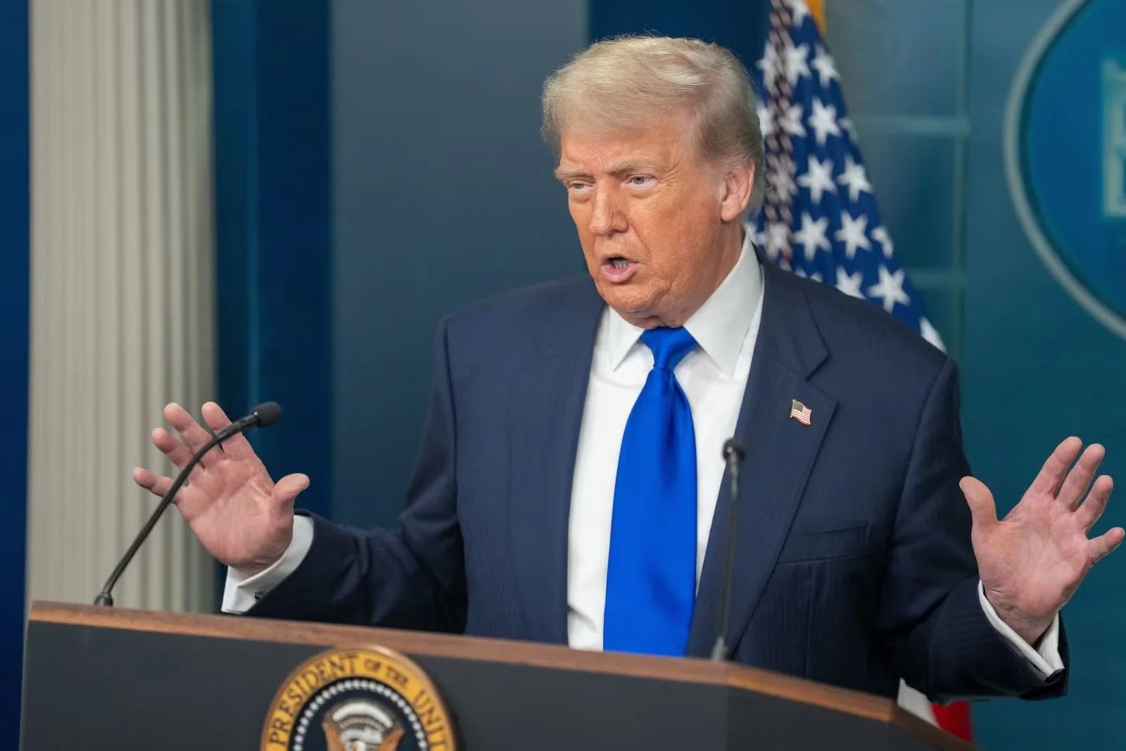 01-1790820847-ong-trump-ca-ngoi-hanh-khach-cuu-may-bay-flydubai-sau-khi-hoc-cach-xu-ly-tinh-huong-tu-phim-tai-lieu