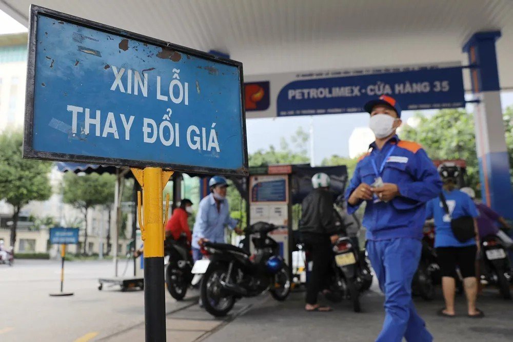 Xăng tăng giá sốc gần 8.000 đồng/lít: Chi phí đi lại mỗi tháng tăng bao nhiêu cho xe máy và ô tô?