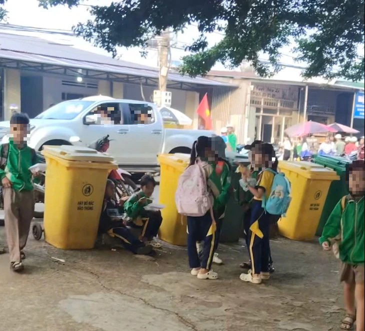 01-1790851438-dak-lak-chan-chinh-tinh-trang-hoc-sinh-tieu-hoc-an-sang-canh-thung-rac-truoc-cong-truong