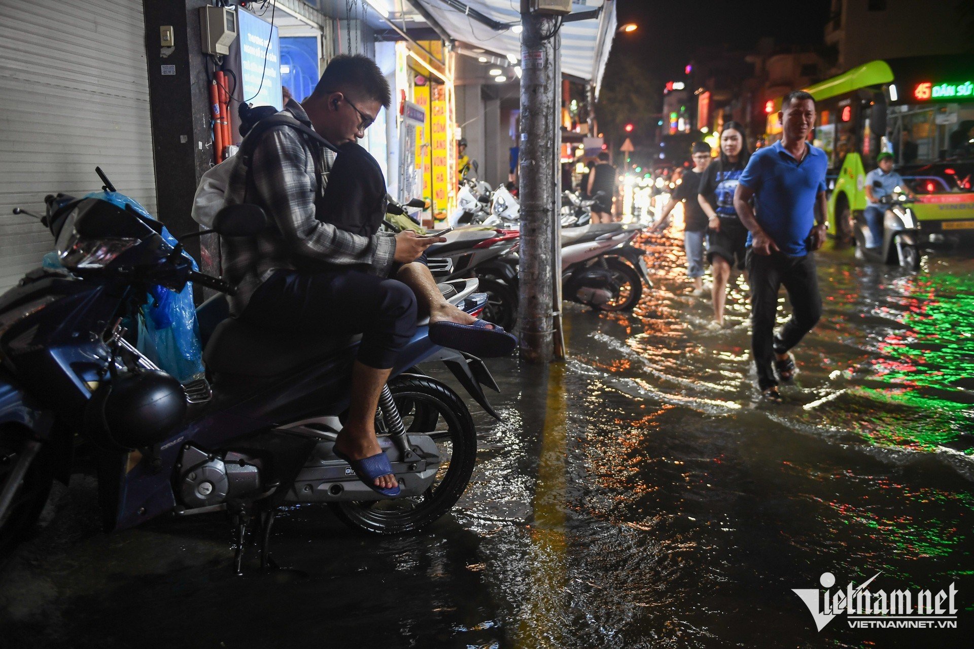 W-mưa ngập nguyễn huế 4.jpg