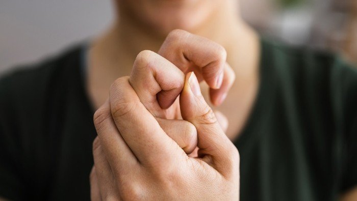 Bẻ khớp ngón tay đúng cách không phải là nguyên nhân gây ra bệnh viêm khớp hay thoái hóa khớp như nhiều người lo lắng