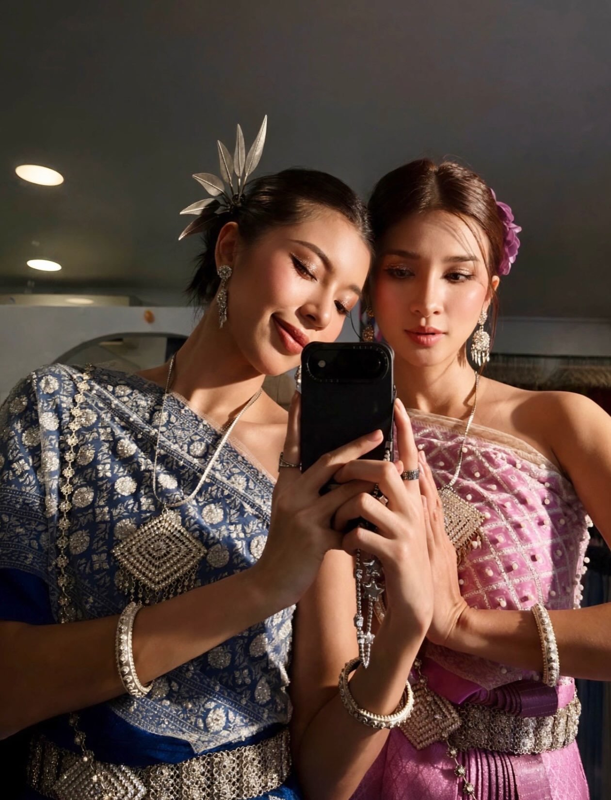 03-1790999011-kim-tuyen-va-dong-anh-quynh-tinh-tu-voi-bo-anh-dep-nhu-tranh-o-thai-lan