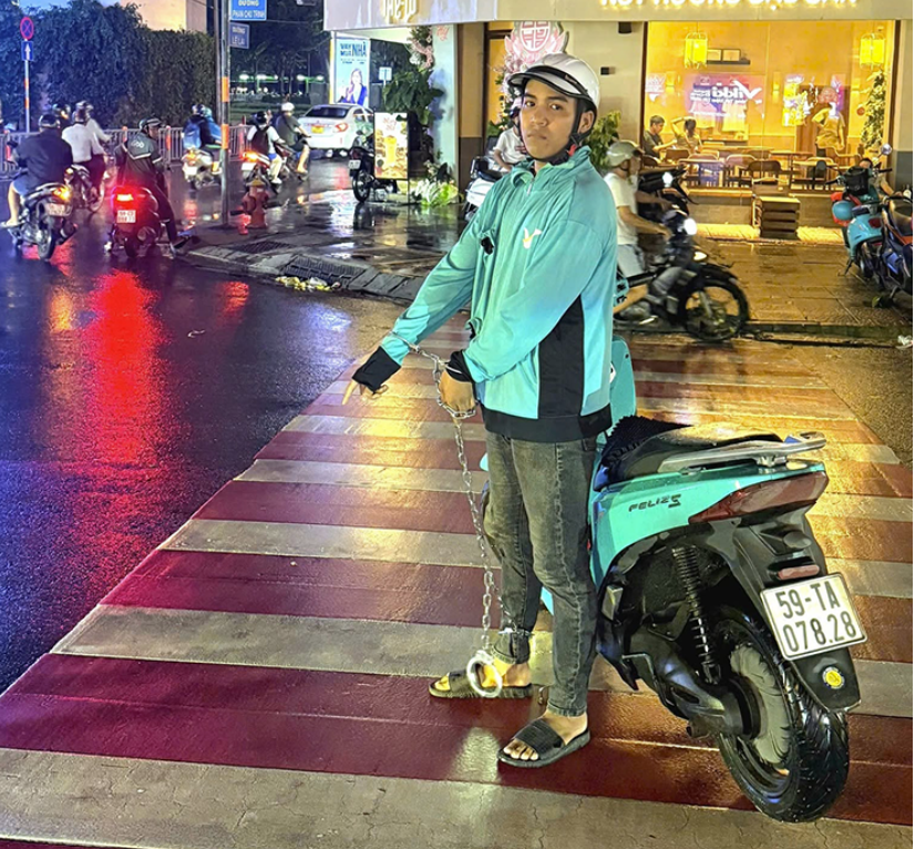 03-1791032387-tphcm-bat-gon-ke-cuop-giat-iphone-15-pro-max-cua-nu-du-khach-gan-cho-ben-thanh-sau-chua-day-10-gio