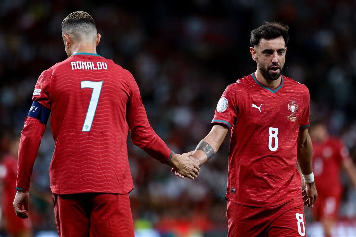 04-1791076225-noi-bo-bo-dao-nha-day-song-vi-ronaldo-bruno-fernandes-len-tieng-keu-goi-cham-dut-chia-re