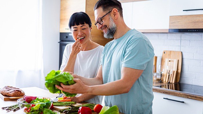 Chế độ ăn lành mạnh hỗ trợ kiểm soát huyết áp, giảm nguy cơ tai biến do tắc mạch