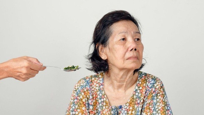 Khứu giác suy giảm do thoái hóa não khiến người bệnh sa sút trí tuệ dần mất cảm giác ngon miệng