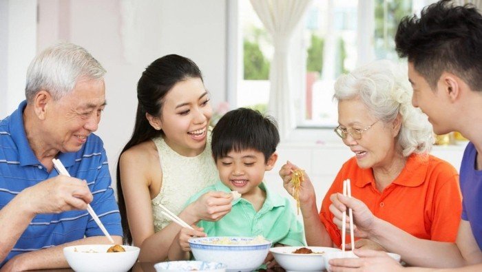Xây dựng môi trường ăn uống thoải mái giúp cải thiện dinh dưỡng cho người già bị sa sút trí tuệ