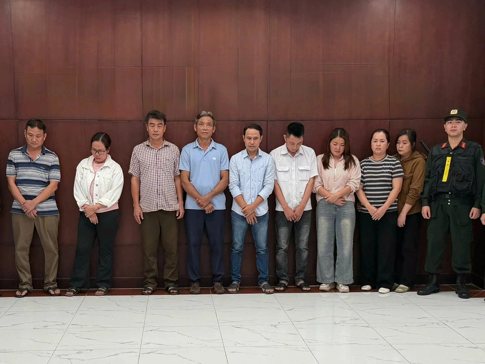 05-1791211407-pha-duong-day-dua-hon-10000-tan-heo-nhiem-chat-cam-ra-thi-truong-co-can-bo-kiem-dich-tiep-tay