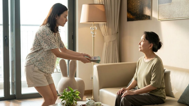 06-1791254399-bo-me-chong-co-luong-huu-cao-hon-con-dau-chong-van-bat-gui-5-trieu-moi-thang