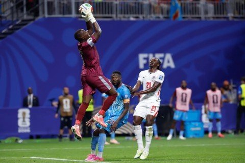 Bộ phận pháp lý của FIFA đã đề xuất cấm Mpasi thi đấu 6 tháng, nhưng cuối cùng không có án phạt nào cả. Ảnh: Free Press